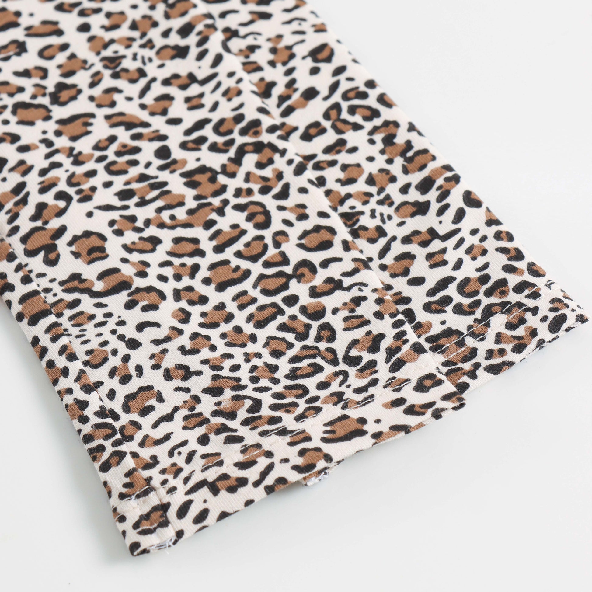 "Girls Comfortable Full-Length Leggings Featuring All-Over Leopard Print Design"